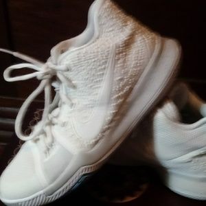 NEW NIKE KYRIE 3 GS sz7y